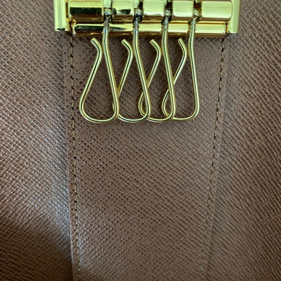 Louis Vuitton 4 key holder - Picture 2 of 2